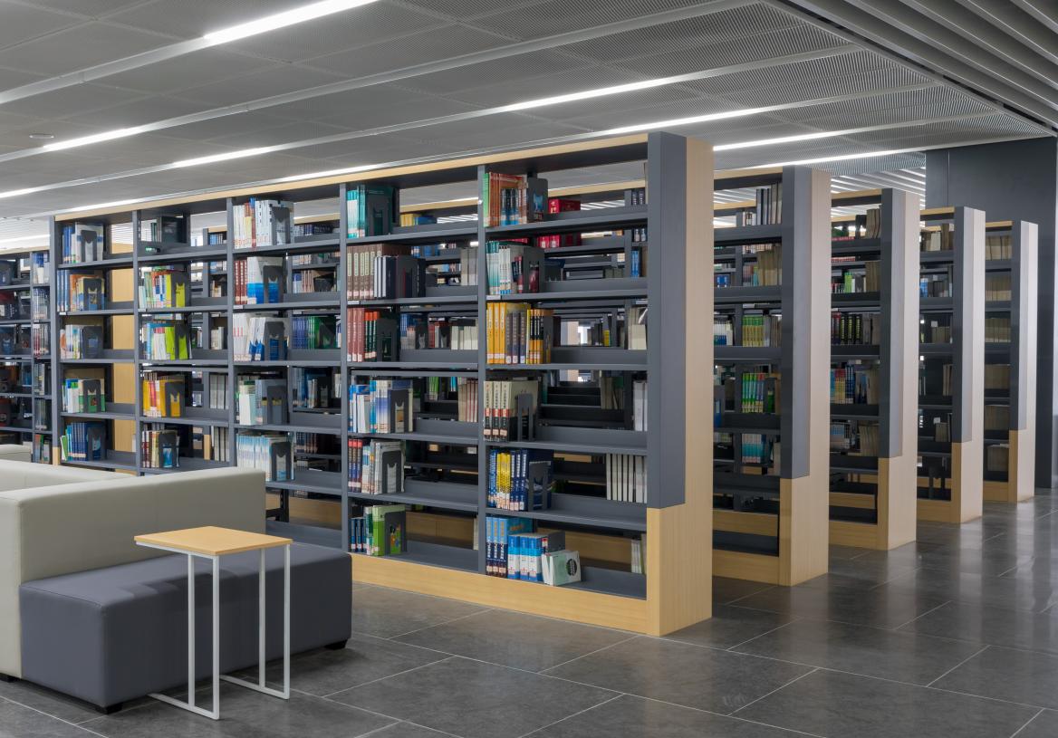 1745288918780865.jpg 書架.jpg